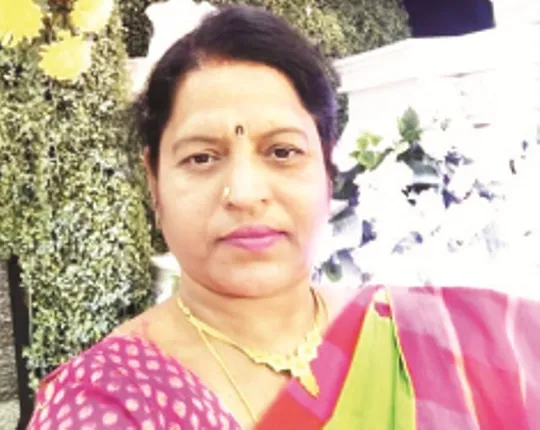 ଆଖି ବୁଜିଲେ ବ୍ରହ୍ମପୁର ଜିଲ୍ଲା ପୁଲିସ ମୁଖ୍ୟାଳୟ ପରିସରରେ ଆତ୍ମାହୁତି ଉଦ୍ୟମ କରିଥିବା ବିଜେଡି ନେତ୍ରୀ ମୀନାକ୍ଷୀ ମିଶ୍ର