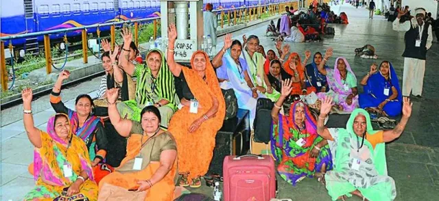 ତୀର୍ଥ ଦର୍ଶନ ନାଁରେ ବୁଲିବାକୁ ଯାଉଛନ୍ତି ବରିଷ୍ଠ ନାଗରିକ, ମନ୍ତ୍ରୀ ଦେଲେ ବିବାଦୀୟ ବୟାନ