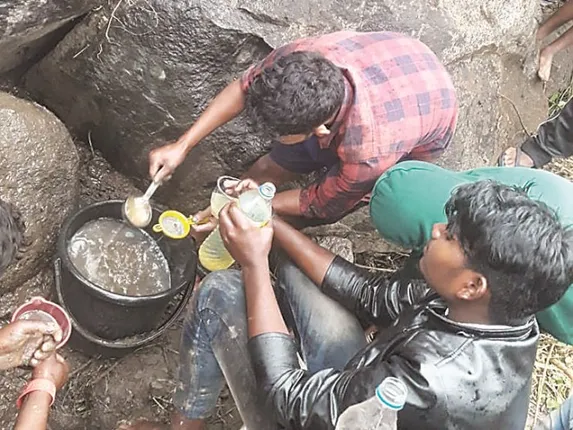 ପଥର କୋରଡ଼ରୁ ବାହାରୁଛି ଡିଜେଲ୍‌! ବାଲଟିରେ ବୋହି ନେଉଛନ୍ତି ଲୋକେ