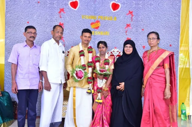 ପାଳିତ ହିନ୍ଦୁ ଝିଅକୁ ମନ୍ଦିରରେ ବିବାହ କରାଇ ଚର୍ଚ୍ଚାରେ ମୁସଲିମ୍ ପରିବାର, ସାରା ଦେଶ କରୁଛି ପ୍ରଶଂସା