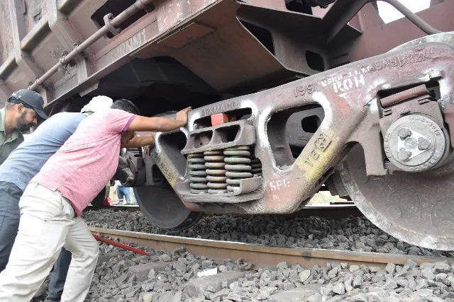 ସମ୍ବଲପୁର ସିଟି ରେଳ ଷ୍ଟେସନ ଓ ସର୍ଲା ଷ୍ଟେସନ ମଧ୍ୟବର୍ତ୍ତୀ ସର୍ଲା ଓଭରବ୍ରିଜ ଉପରେ ୨ ୱାଗନ ଓ ଗୋଟିଏ ଗାର୍ଡ ବଗି ଲାଇନ୍‌ଚ୍ୟୁତ