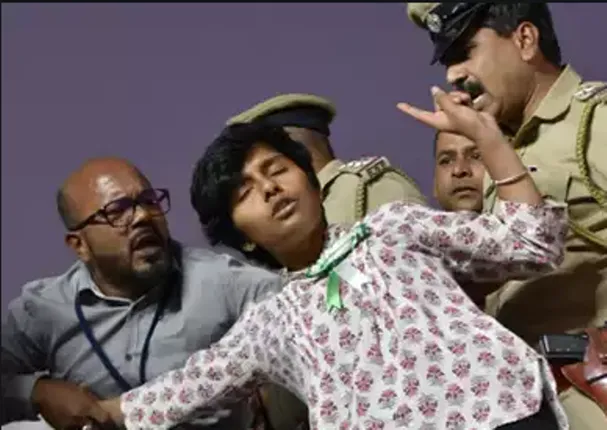 ପାକିସ୍ତାନ ଜିନ୍ଦାବାଦ ନାରା ଲଗାଇଥିବା ଅମୁଲ୍ୟାଙ୍କୁ ହତ୍ୟା କରିବାକୁ ୧୦ ଲକ୍ଷ ଟଙ୍କାର ପୁରସ୍କାର ଘୋଷଣା କଲେ ଜଣେ ବ୍ୟକ୍ତି