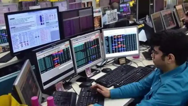 ସେନ୍‌ସେକ୍ସ୍‍ ୧୧୦୦ ପଏଣ୍ଟ୍‌ ଖସିଯିବାରୁ କ୍ଷଣିକରେ ବୁଡ଼ିଗଲା ନିବେଶକମାନଙ୍କର ୫ ଲକ୍ଷ କୋଟି ଟଙ୍କା