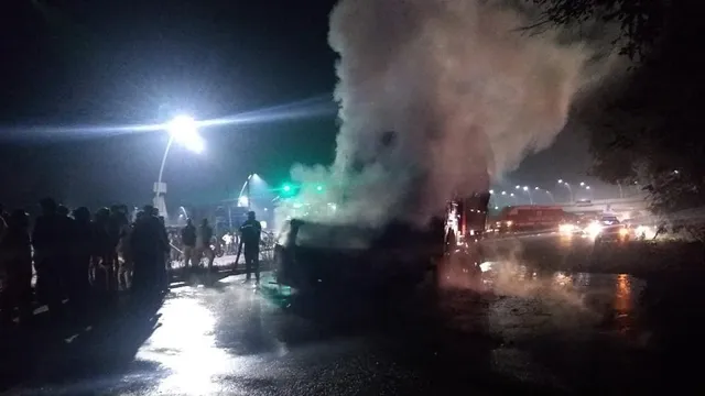 ଉତ୍ତର ପ୍ରଦେଶର ଉନ୍ନାଓସ୍ଥିତ ଟୋଲ୍‌ ପ୍ଲାଜା ନିକଟରେ ଟ୍ରକ୍‌ ଧକ୍କାରେ ଜଳିଗଲା ଭ୍ୟାନ୍‌, ୭ ମୃତ