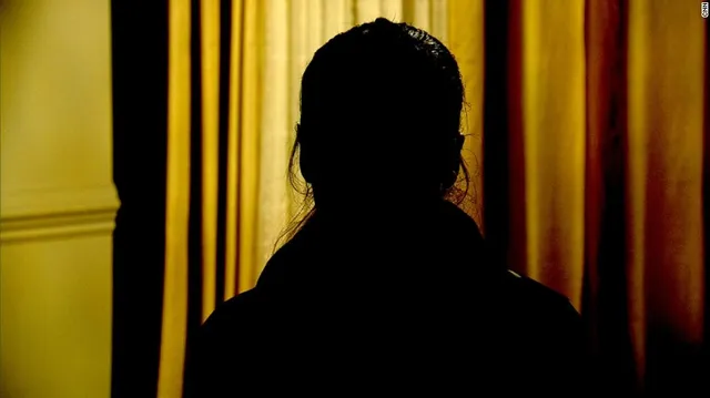 ସ୍ବାମୀଙ୍କୁ ଗାଧୁଆ ଘରେ ବନ୍ଦ କରି ସ୍ତ୍ରୀ ଫେରାର!