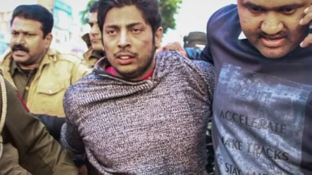 ଶାହିନ୍ ବାଗରେ ସିଏଏ ବିକ୍ଷୋଭକାରୀଙ୍କ ଉପରକୁ ଗୁଳି ଚଳାଇଲେ ଯୁବକ, ଅଟକ ରଖି ପଚରାଉଚରା କରୁଛି ପୁଲିସ