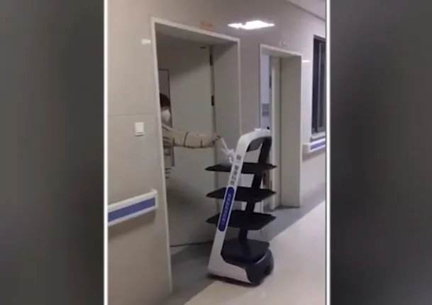 ଡାକ୍ତର ଏବଂ ଅନ୍ୟ ସହଯୋଗୀମାନଙ୍କୁ ସଂକ୍ରମଣରୁ ରକ୍ଷା କରିବା ପାଇଁ କରୋନାଭାଇରସ୍ ପୀଡ଼ିତଙ୍କୁ ଔଷଧ ଓ ଖାଦ୍ୟ ବାଣ୍ଟୁଛି ରୋବର୍ଟ