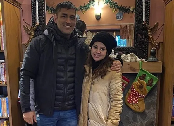 ଭିଡିଓ ରେକର୍ଡ କରିବାରୁ ଧୋନୀ କହିଲେ; ନିଜର ଫଲୋୟର୍ସ ବଢ଼ାଇବା ପାଇଁ ଏସବୁ କରୁଛ, ଶୁଣିବା ପରେ ଏଭଳି ପ୍ରତିକ୍ରିୟା ରଖିଲେ ସାକ୍ଷୀ