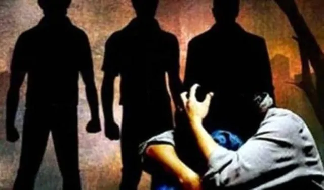 ଟ୍ରେନରେ ବସିବାକୁ ନେଇ ବିବାଦ ହେବାରୁ ଭାବିସ୍ବାମୀକୁ ଫୋନ କଲେ ମହିଳା, ସାହାଯ୍ୟ ପାଇଁ ଆସିଥିବା ୩ଜଣ ସାଙ୍ଗ କଲେ ଗଣଦୁଷ୍କର୍ମ