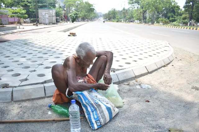 ଭୁବନେଶ୍ୱର: ଜନପଥରେ ଏକାକୀ ବସିଥିବା ବୃଦ୍ଧ ।