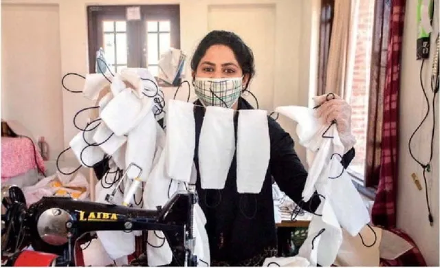 ମାସ୍କ ପ୍ରସ୍ତୁତିରେ ଲାଗିପଡିଛନ୍ତି ଜମ୍ମୁକାଶ୍ମୀରର ଏହି ଫେସନ ଡିଜାଇନର