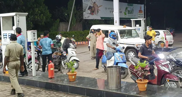 ଗୁଜବ ପ୍ରଚାର ହେବା ପରେ ପେଟ୍ରୋଲ ପମ୍ପରେ ଜନ ସମୁଦ୍ର