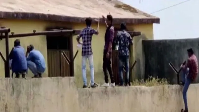 ଲୁହା ତାରଜାଲି ଲାଗିଥିବା ସତ୍ତ୍ୱେ କପି ଦେବାକୁ ଲୋକଙ୍କ ଭିଡ଼