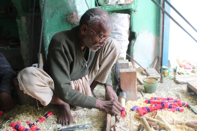 ଛୋଟ ପିଲାଙ୍କୁ ମାଗଣାରେ କାଠ ଖେଳନା ପ୍ରସ୍ତୁତି ଶିଖାଉଛନ୍ତି ଏହି ବୁଢା ମଉସା