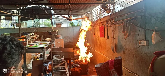 ହୋଟେଲର ରୋଷେଇଶାଳରେ ଜଳିଗଲା ଏଲପିଜି ଗ୍ୟାସ୍‌ ସିଲିଣ୍ଡର, ବର୍ତ୍ତିଲେ ଲୋକେ