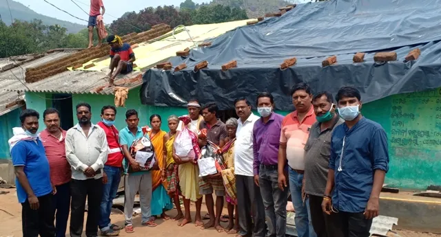 କୋରାପୁଟ ଜିଲ୍ଲା ଲକ୍ଷ୍ମୀପୁର ବ୍ଲକ ତଳ କୁଟିଙ୍ଗା ଗାଁରେ ଘଡଘଡି ସହ ପ୍ରବଳ ବର୍ଷା ପବନରେ ଘର ଭାଙ୍ଗି ଥିବା ପରିବାର ସଦସ୍ୟକୁ ୟୁଥ୍ ରେଡକ୍ରସ ତରଫରୁ ସହାୟତା ପ୍ରଦାନ