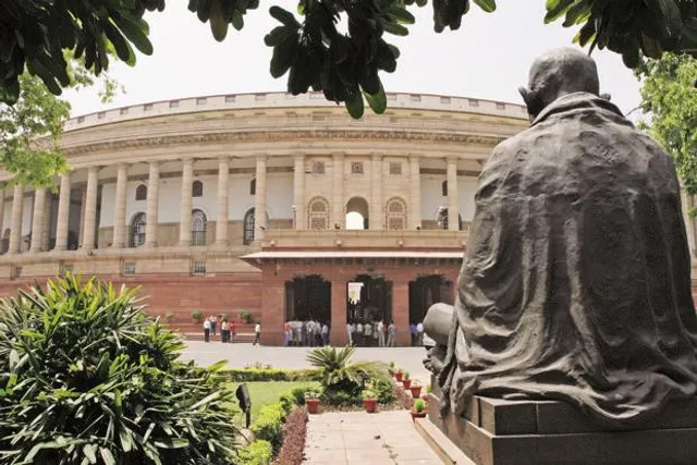 ଆମରି କଥା, ଉପରେ ଗଣତନ୍ତ୍ର ଭିତରେ ରାଜତନ୍ତ୍ର