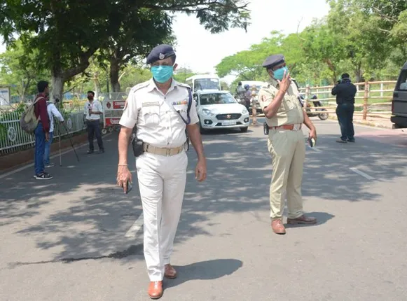 ଅପହଞ୍ଚ ଆଦିବାସୀ ଗାଁରେ କରୋନା କଟକଣା, ଭାଗବତ ଟୁଙ୍ଗିରେ ଶୁଆଇ ଦେଲାନି ପୁଲିସ