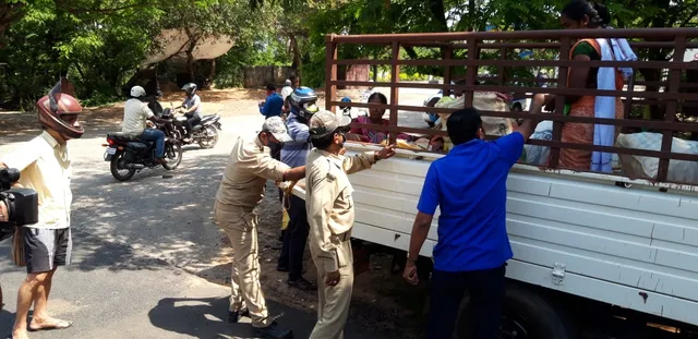 ଲକଡାଉନ ନିୟମ ମାନୁନାହାନ୍ତି ଲୋକେ: ପରିବା ବଜାର-ରାସନ ଦୋକାନରେ ଭିଡ଼, ଆଳୁ କିଲୋ ୫୦କୁ ଡାଲି ୧୫୦ ଟଙ୍କା