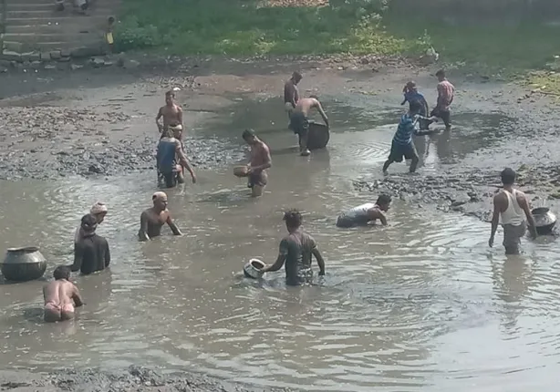 ରାଜଧାନୀ ଉପକଣ୍ଠ ଗ୍ରାମାଞ୍ଚଳରେ ଦିନ କେଇଟା ଯାଇନି, କଟକଣା ଭୁଲିଗଲେ : ରୁଣ୍ଡ ହୋଇ ମାଛ ଧରିଲେ, ଖଟି କଲେ, ପୁଲିସର ଲାଠିମାଡ଼