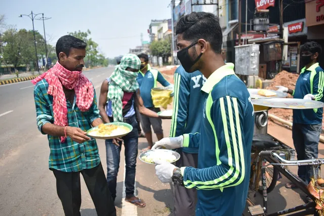 ଭୁବନେଶ୍ୱରରେ ବିଭିନ୍ନ ସଂଗଠନ ତ୍ରଫରୁ ରନ୍ଧା ଖାଦ୍ୟ ବଣ୍ଟନ। (ଫଟୋ: ବିଭୂତି)