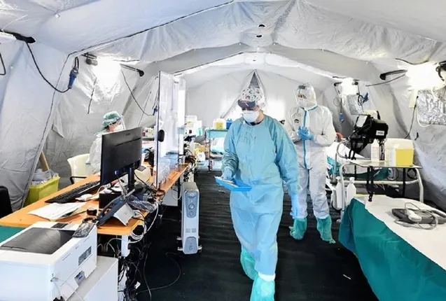 ବ୍ୟକ୍ତିଗତ ଚିକିତ୍ସା ଉପକରଣର ଅଭାବ: ରେନ୍‌କୋଟ୍‌, ହେଲମେଟ୍‌ ପିନ୍ଧି କରୋନା ମୁକାବିଲା