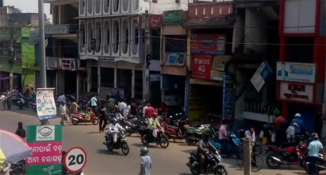 ନୟାଗଡ଼ ଜିଲ୍ଲା ସଦର ମହକୁମାରେ କରୋନା କଟକଣା ପ୍ରହସନ, ଲକ୍‌ଡାଉନ ଡ୍ୟୁଟି ବଦଳରେ ହେଲେମେଟ୍ ଚେକିଂ କରୁଛି ପୁଲିସ