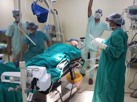 ମେଡିକାଲ ବେଡ଼ରେ ବାପା, ଚେନ୍ନାଇରେ ଫସିଯାଇଛି ପୁଅ, ଭାଇକୁ ବିମାନରେ ଟିକଟ ଖଣ୍ଡେ ଦେବାକୁ ଭଉଣୀର ଆକୁଳ ନିବେଦନ