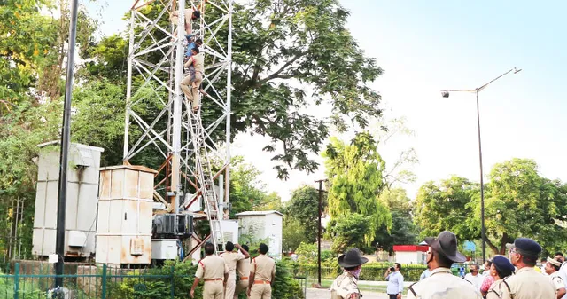 ବିଧାନସଭା ସାମ୍ନା ଟାଓ୍ୱାରରେ ଚଢ଼ି ଯୁବକଙ୍କ ହଙ୍ଗାମା: ପୁଲିସ, ଅଗ୍ନିଶମ କର୍ମଚାରୀ ନାକେଦମ୍