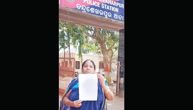 ନ୍ୟାୟ ପାଇଁ ବୃଦ୍ଧାଙ୍କ ଥାନା ଆଗରେ ଧାରଣା, ଶୁଣୁନି ଚନ୍ଦ୍ରଶେଖରପୁର ପୁଲିସ