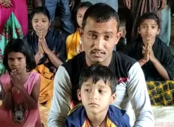 କରୋନା ଛଡ଼ାଇ ନେଇଛି ଖାଦ୍ୟ ଆଉ କାମ : ଓଡ଼ଗାଁ କୁରାଳର ୨୦ ରୁ ଅଧିକ ଶ୍ରମିକ ପରିବାର ଝାଡ଼ଖଣ୍ଡରେ ଫସିଛନ୍ତି