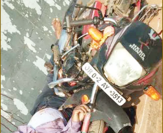 ବାଇକ୍‌କୁ ଧକ୍‌କା ଦେଲା ଟ୍ରେନ୍‌, ଯୁବକ ମୃତ