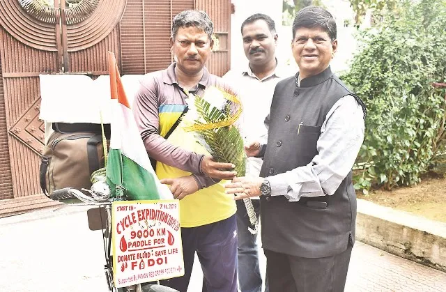 ସାଇକେଲ୍‌ରେ ‘ରକ୍ତଦାନ, ଜୀବନ ଦାନ’ର ବାର୍ତା ବାଣ୍ଟୁଛନ୍ତି ଜୟଦେବ : ୭ରାଜ୍ୟ, ୪ ମାସ, ୯ ହଜାର କିଲୋମିଟରର ଯାତ୍ରା, ସମ୍ବର୍ଧିତ କଲେ ସୌମ୍ୟରଂଜନ ପଟ୍ଟନାୟକ