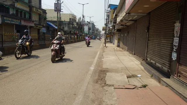 ଲକଡାଉନର ଦ୍ବିତୀୟ ଦିନ: ଝାରସୁଗୁଡ଼ାରେ ବସ୍ ଚଳାଚଳ ସ୍ବାଭାବିକ, ରାସ୍ତାଘାଟ ଖାଁଖାଁ