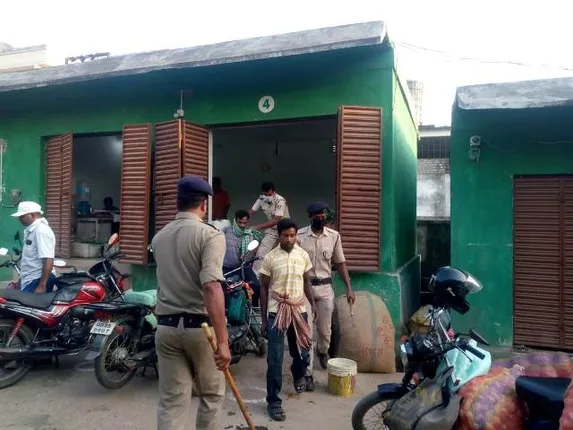 ଜିଲ୍ଲା ପ୍ରଶାସନର ନିର୍ଦେଶକୁ ବେଖାତିର କରିବା ମହଙ୍ଗା ପଡ଼ିଲା, ୮ ପରିବା ଗୋଦାମ ମାଲିକଙ୍କୁ ଉଠାଇ ନେଲା ପୁଲିସ୍