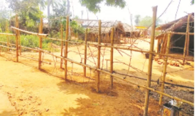 କରୋନା ରୋକିବାକୁ ପଦକ୍ଷେପ : ଆଦିବାସୀ ଗାଁରେ ଅଜଣା ଲୋକେ ପଶିବା ମନା, ରାସ୍ତାରେ ବାଡ଼