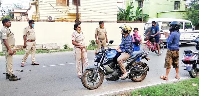 ୨୧ଦିନ ଲକ୍‌-ଡାଉନ୍‌ ଘୋଷଣା ପରେ ବିଭିନ୍ନ ଛକରେ ବାରିକେଡ୍ ଲଗାଇଲା ପୁଲିସ