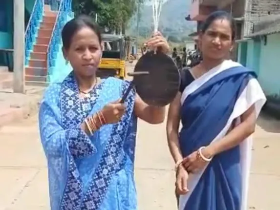 କର୍ତ୍ତବ୍ୟ ଆଗରେ ହାର ମାନିଛି କରୋନା ଭୟ : ଦୁର୍ଗମ ଗାଁରେ ସଚେତନତାର ବାର୍ତ୍ତା ବାଣ୍ଟୁଛନ୍ତି ଆଶା, ଅଙ୍ଗନବାଡ଼ି କର୍ମୀ