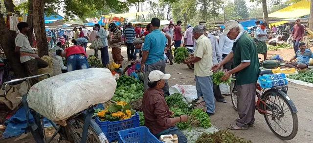 ରାଉରକେଲାରେ ପରିବା ଦର ଆକାଶ ଛୁଆଁ, ସୀମାରେ ଅଟକିଛି ଅତ୍ୟାବଶ୍ୟକ ସାମଗ୍ରୀ ଲୋଡିଂ ଟ୍ରକ୍