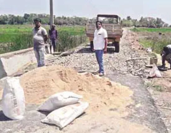 ପ୍ରଧାନମନ୍ତ୍ରୀ ସଡ଼କ ନିର୍ମାଣରେ ଦୁର୍ନୀତି : ପିଚୁ ତାଡ଼ି ଆରମ୍ଭ କଲେ ନିର୍ମାଣ