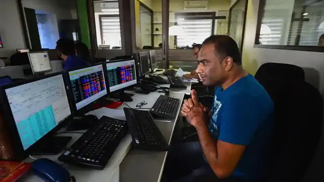 ସେନ୍‌ସେକ୍‌ସ୍‌ ୧, ୯୦୦ ଏବଂ ନିଫ୍‌ଟି ୪୪୦ ପଏଣ୍ଟ୍‌ ଖସିଲା