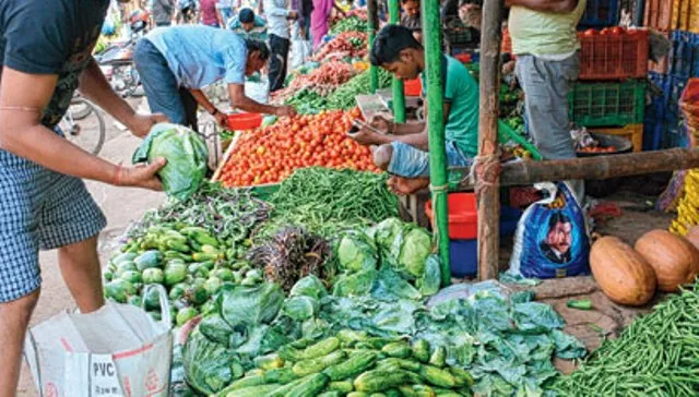 ରାଜଧାନୀ ଉପକଣ୍ଠକୁ ‘ତାଲା ବନ୍ଦ’ ମାଡ଼ : ମିଳୁନି ପରିବା, ପୁଲିସ ଡରରେ ବଜାର ଯାଉନାହା‌ନ୍ତି ବେପାରୀ