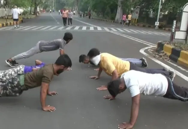 କରୋନା ପାଇଁ ଜିମ୍ ବନ୍ଦ ହେବା ପରେ ରାସ୍ତାରେ ବ୍ୟାୟାମ କଲେ ଲୋକ