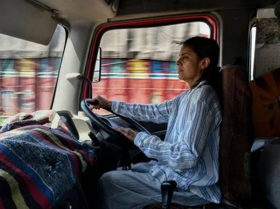 ସାହାସକୁ ସଲାମ୍: ନିଜ ପିଲାମାନଙ୍କ ପେଟ ପୋଷିବା ପାଇଁ ୧୫ବର୍ଷ ହେଲାଣି ଟ୍ରକ୍ ଚଲାଉଛନ୍ତି ଏହି ମହିଳା