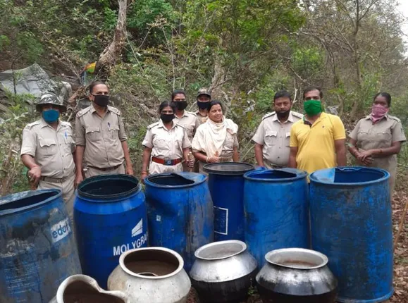 ଓଡ଼ିଶା ଝାଡ଼ଖଣ୍ଡ ସୀମାନ୍ତରୁ ବିପୁଳ ନକଲି ମଦ ଜବତ, ନଦୀ ମଧ୍ୟ ଦେଇ ସହରକୁ ଆସୁଛି ମଦ