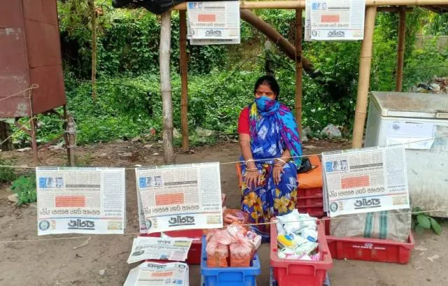 ଲକଡାଉନରେ ବି ଗ୍ରାହକଙ୍କୁ ଅପେକ୍ଷା । (ଫଟୋ: ମନୋଜ ବିଶ୍ୱାଳ, ବାଲେଶ୍ୱର)