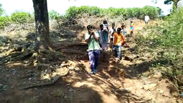 କାଶୀପୁରରେ ଜନନୀ ଯନ୍ତ୍ରଣା: ୪ କିମି ଭାରରେ ବୁହା ହେଲେ ଗର୍ଭବତୀ, ଆମ୍ବୁଲାନ୍ସ ଡ୍ରାଇଭର ବୋହିଲେ ଭାର