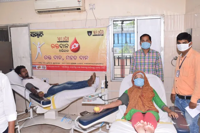 ବିପଦର ବନ୍ଧୁ...ପ୍ରକୃତ ହିରୋ: ଅନ୍ୟମାନଙ୍କ ପାଇଁ ପ୍ରେରଣା ସାଜିଲେ ୩୦ ଯୁବ ରକ୍ତଦାତା