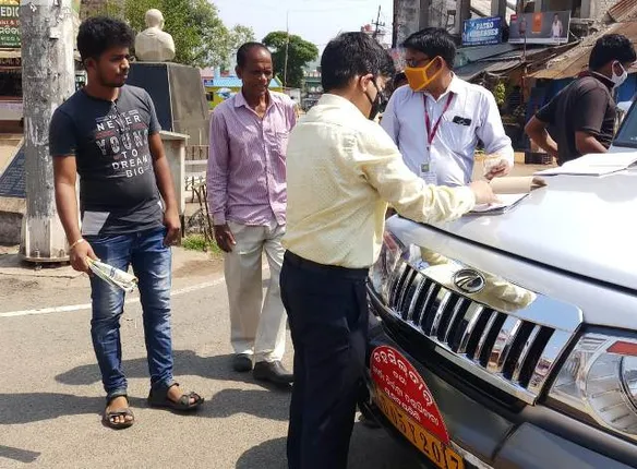 ମୁଁହରେ ମାସ୍କ ନ ଭିଡି  ବୁଲୁଥିବା ଲୋକଙ୍କୁ ଗୋଡେଇ ଗୋଡେଇ ଧରିଲେ ତହସିଲଦାର