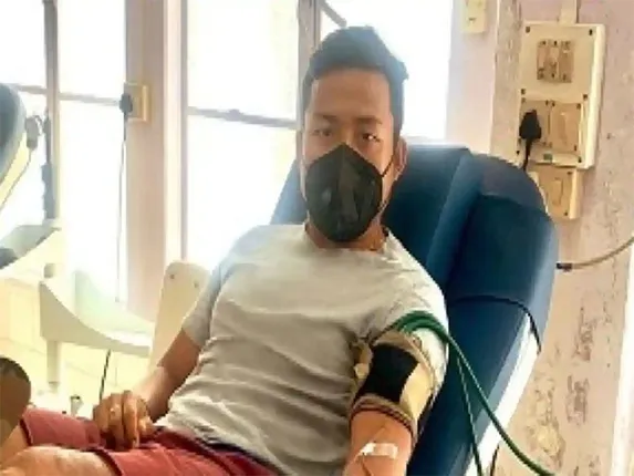 ରକ୍ତଦାନ କରି ଜୀବନ ବଞ୍ଚାଇଲେ ଜେଜେ, ଦିନ ମଜୁରିଆ ଓ ବସ୍ତି ପିଲାଙ୍କୁ ଖାଦ୍ୟ ପୁଡ଼ିଆ ବାଣ୍ଟିଲେ ଶୁଭାଶିଷ